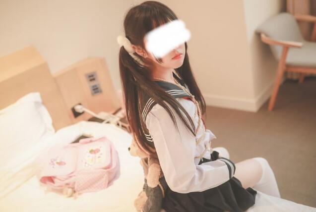 萝莉网红工口小妖精写真图片，红工口小妖精精制服私房无圣光套图