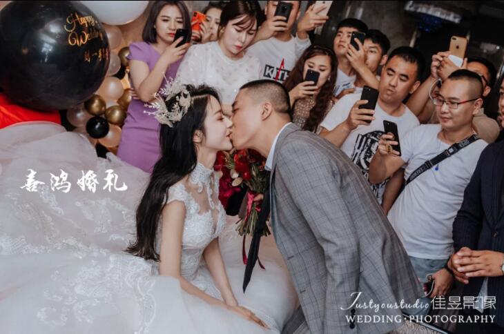 刘一手老婆董莹莹照片，快手网红美女小莹莹尾巴私房照写真套图