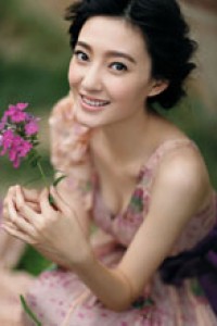 王丽坤春日写真舞动长裙