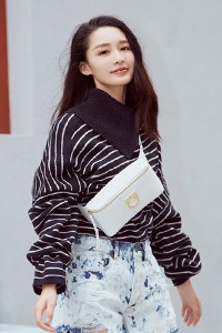 阳光美女李沁牛仔热裤时尚甜美街拍