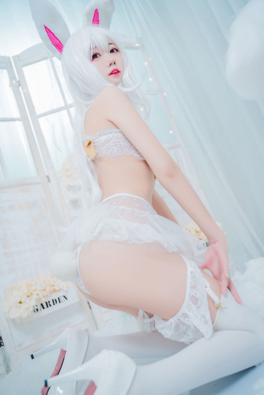 网络美女猫君君MaoJun白丝吊袜+白色兔子情趣服饰私房写真